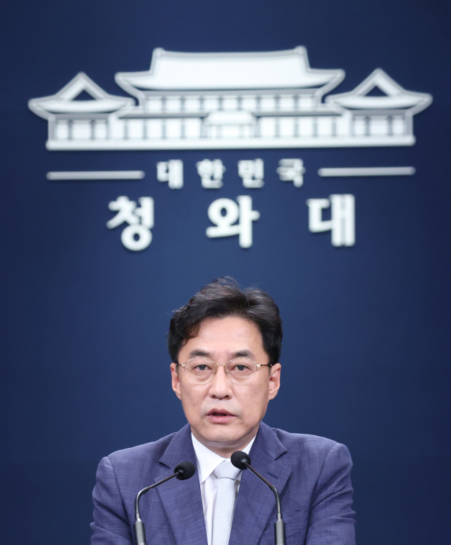 강민석 청와대 대변인이 24일 오후 청와대 춘추관 대브리핑룸에서 연평도 공무원 피격 사망 관련 문재인 대통령 지시사항을 전달하고 있다. 연합뉴스