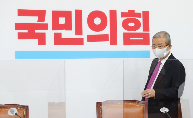 국민의힘 김종인 비상대책위원장이 25일 오전 서울 여의도 국회에서 열린 당 소속 시·도지사 조찬 간담회에 참석하고 있다. 김 위원장 뒤의 배경현수막은 새 당색과 당로고를 사용해 제작됐다. 연합뉴스