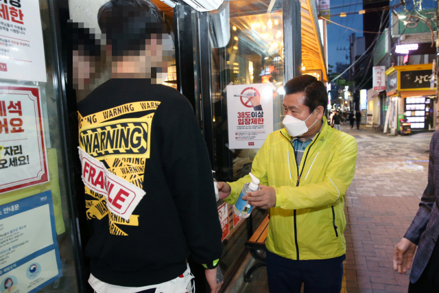 류규하 중구청장이 지난 5월 동성로 일대 유흥주점을 대상으로 긴급 점검을 실시하고 있다. 중구청 제공