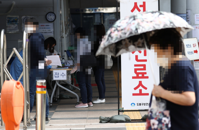 24일 서울시 도봉구 보건소 선별진료소를 찾은 시민들이 검사를 기다리고 있다. 연합뉴스