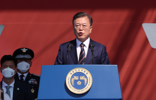 문재인 대통령이 25일 오전 경기도 이천시 육군 특수전사령부에서 열린 제72주년 국군의 날 기념식에 참석, 기념사를 하고 있다. 연합뉴스