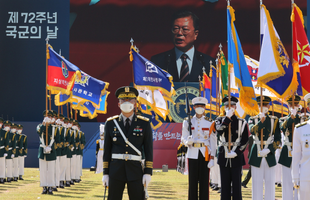 문재인 대통령이 25일 오전 경기도 이천시 육군 특수전사령부에서 열린 제72주년 국군의 날 기념식에서 기념사를 하고 있다. 연합뉴스
