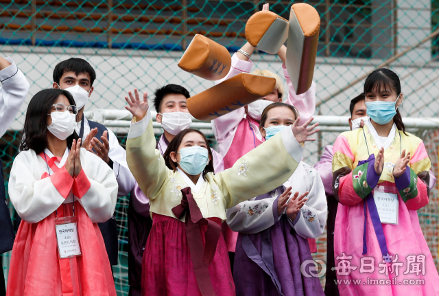 25일 대구 달서구 계명문화대학 한국어학당 유학생들이 한복을 입은 채 추석맞이 한국문화체험 행사에 참가해 연을 날리고 있다. 계명문화대에 재학 중인 외국인 학생은 100여 명으로 해마다 꾸준히 유학생 수가 늘고 있다. 우태욱 기자 woo@imaeil.com
