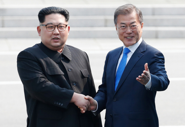 지난 2018년 4월 27일 판문점 군사분계선에서 만난 문재인 대통령(오른쪽)과 김정은 북한 국무위원장. 연합뉴스