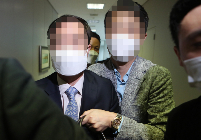 식품업체 수사를 무마한 혐의를 받는 대구경찰청 소속 경무관(왼쪽 짙은 색 양복)이 지난해 9월 25일 오후 대구지법 서부지원에서 구속영장실질심사를 받고 나오고 있다. 김영진 기자 kyjmaeil@imaeil.com