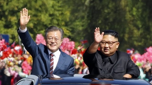 문재인 대통령과 김정은 국무위원장이 지난 2018년 9월 18일 오전 평양 시내를 카퍼레이드 하며 평양 시민들에게 손을 들어 인사하고 있다. 연합뉴스