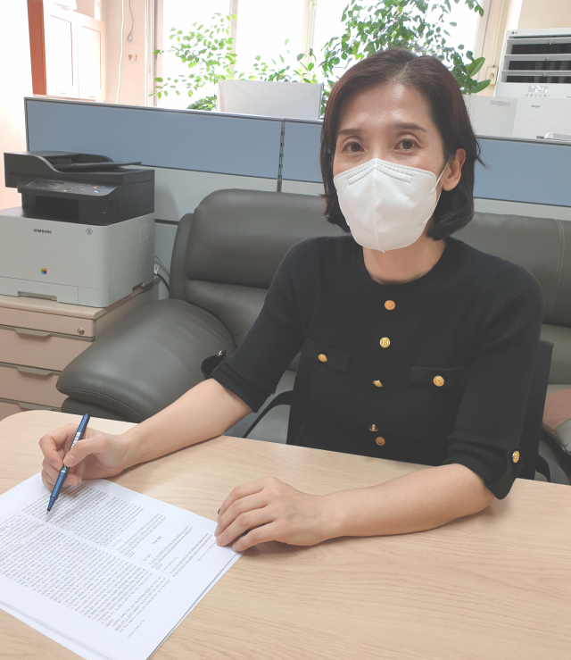 정우정 경북대 간호학과 교수가 자신의 논문을 가리키며 