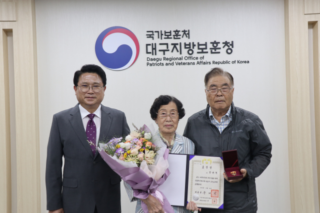 25일 대구지방보훈청이 독립유공자 故 장원목 지사의 손녀 장정연(82·가운데) 씨에게 대통령표창을 전수했다. 대구지방보훈청 제공