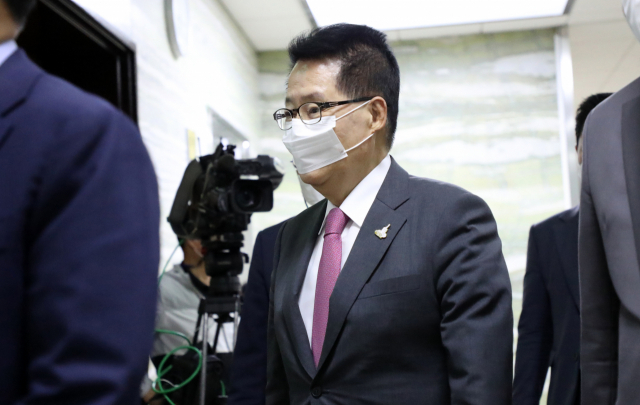 박지원 국가정보원장이 25일 국회 정보위원회에서 열린 비공개 간담회에 참석하고 있다. 연평도 인근에서 실종된 공무원이 북측 총격으로 인한 사망한 사건과 관련해 국회 정보위는 이날 국가정보원으로 부터 보고를 받았다. 연합뉴스