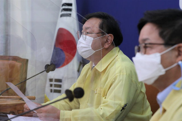 더불어민주당 김태년 원내대표가 25일 오전 국회에서 열린 최고위원회의에서 발언하고 있다. 연합뉴스