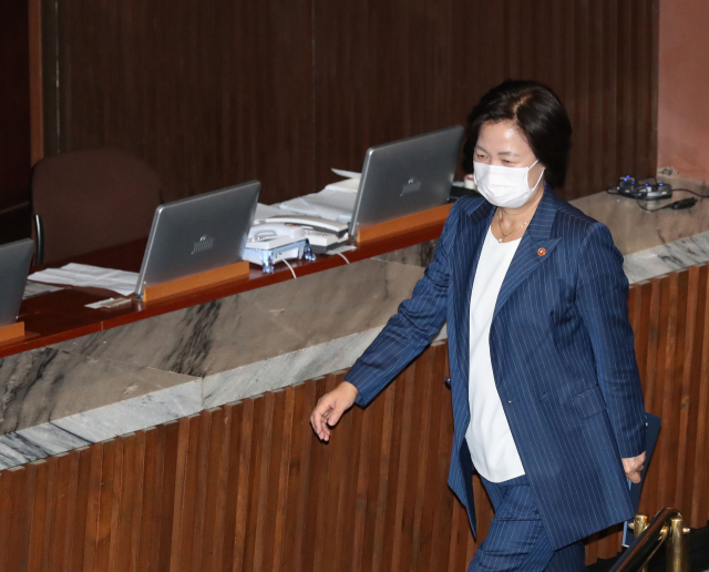 추미애 법무부 장관이 24일 오후 서울 여의도 국회 본회의장에서 퇴장하고 있다. 연합뉴스