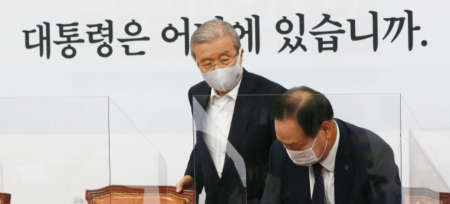국민의힘 김종인 비상대책위원장이 25일 서울 여의도 국회에서 우리 국민이 북한군의 총격에 살해된 사건과 관련해 대국민 입장을 발표한 뒤 자리에서 일어나고 있다. 연합뉴스