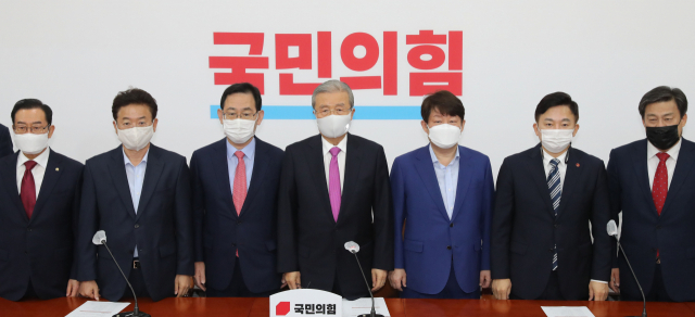 25일 오전 서울 여의도 국회에서 열린 국민의힘 소속 시·도지사 조찬 간담회에서 김종인 비상대책위원장과 참석자들이 기념촬영하고 있다. 왼쪽부터 이종배 정책위의장, 이철우 경북지사, 주호영 원내대표, 김종인 비상대책위원장, 권영진 대구시장, 원희룡 제주지사, 김선동 사무총장. 연합뉴스