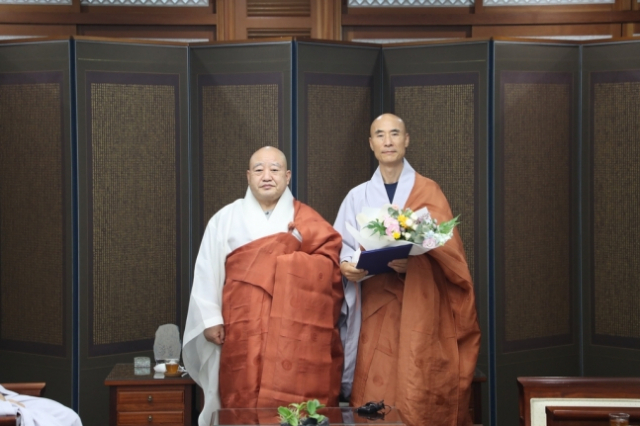 대한불교조계종은 제16교구 본사인 경북 의성의 고운사(孤雲寺) 주지에 등운스님(오른쪽을 임명했다고 25일 밝혔다. 왼쪽은 조계종 총무원장 원행스님. 조계종 제공