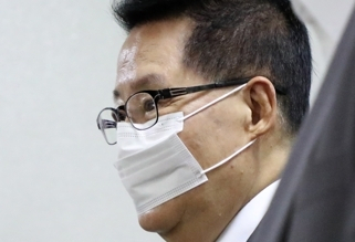 박지원 국가정보원장이 25일 국회 정보위원회에서 열린 비공개 간담회에 참석하고 있다. 연평도 인근에서 실종된 공무원이 북측 총격으로 인한 사망한 사건과 관련해 국회 정보위는 이날 국가정보원으로 부터 보고를 받았다. 연합뉴스