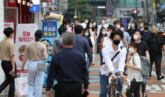지난 16일 서울 강남역 인근에서 직장인들이 점심을 먹으로 가고 있다. 연합뉴스