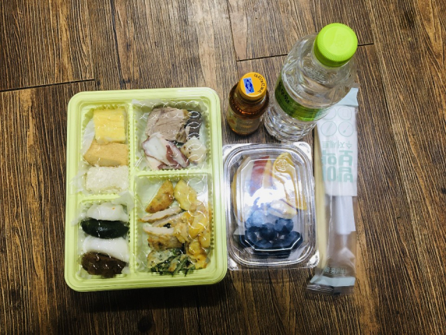 석담 이윤우 선생의 16대 종손인 이병구씨가 지난 25일 석담 이윤우 불천위 제사를 지낸 후 종친들에게 나눠준 음복 도시락. 칠곡군 제공