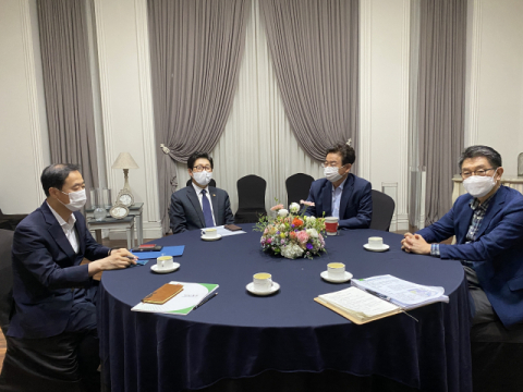 이철우 경북도지사와 장욱현 영주시장이 환경부 장관을 만나 영주댐 방류 결정을 취소해줄 것을 요청하고 있다. 영주시 제공