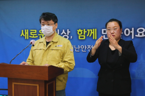 이영석 경주시 부시장이 27일 오후 영상 브리핑을 통해 코로나19 확진자 발생에 따른 담화문을 발표하고 있다. 경주시 제공