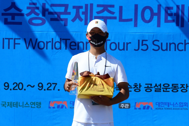 국제테니스연맹(ITF) 순창 국제 주니어대회 남자 단식 우승을 차지한 조선웅. 연합뉴스