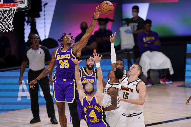 27일 미국 플로리다주 올랜도의 어드벤트헬스 아레나에서 열린 미국프로농구(NBA) LA 레이커스와 덴버 너기츠의 최종 플레이오프 농구 경기 후반 선수들이 치열한 볼 다툼을 벌이고 있다. 연합뉴스