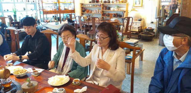 만민공동회는 지난 26일 이용수 세계여성인권운동가(왼쪽에서 두번째)와 양금회 국회의원(오른쪽에서 두번째)와 간담회를 갖고 대구독립운동기념관건립추진 등에 대한 의견을 나눴다. 사진제공=만민공동회