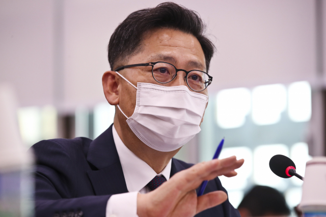 김현수 농림축산식품부 장관이 24일 오후 서울 여의도 국회에서 열린 농림축산식품해양수산위원회 전체회의에서 답변하고 있다. 연합뉴스