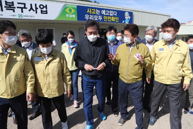 더불어민주당 이낙연 대표가 26일 경북 영덕군 강구면 태풍피해복구 현장사무소를 방문해 이철우 경북도지사로부터 복구현황 설명을 듣고 있다. 연합뉴스