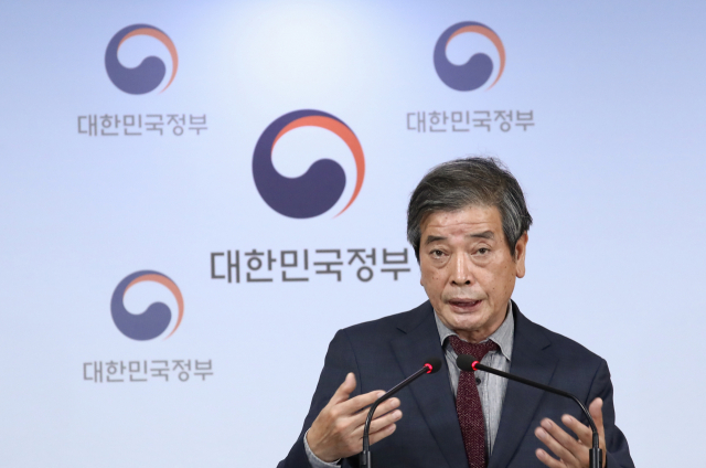 김진경 국가교육회의 의장이 30일 오후 정부서울청사 합동브리핑실에서 열린 제19차 국가교육회의 브리핑에 참석해 회의 결과를 설명하고 있다. 연합뉴스