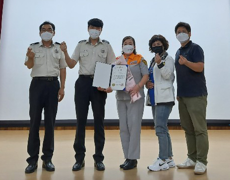 경산여성의용소방대 이정미 대원(왼쪽 세번째)이 25일 경상북도 의용소방대 강의 경연대회 생활안전문야에서 최우수상을 수상한 후 기념촬영을 했다. 경선소방세 제공