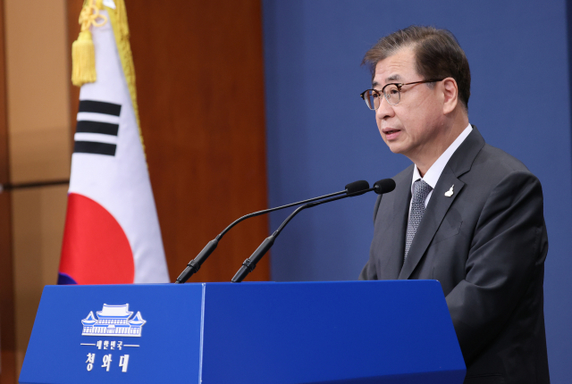 서훈 청와대 국가안보실장이 25일 오후 청와대 춘추관 대브리핑룸에서 남북한 정상 친서 관련 브리핑을 하고 있다. 연합뉴스