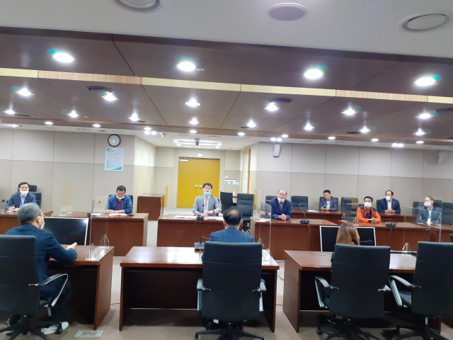 대구 취수원의 경북 구미 이전을 반대하는 구미시 범시민반대추진위원회와 민·관협의회 관계자들이 환경부와 경북도청을 잇따라 방문, 반대 입장을 전했다. 구미시 제공