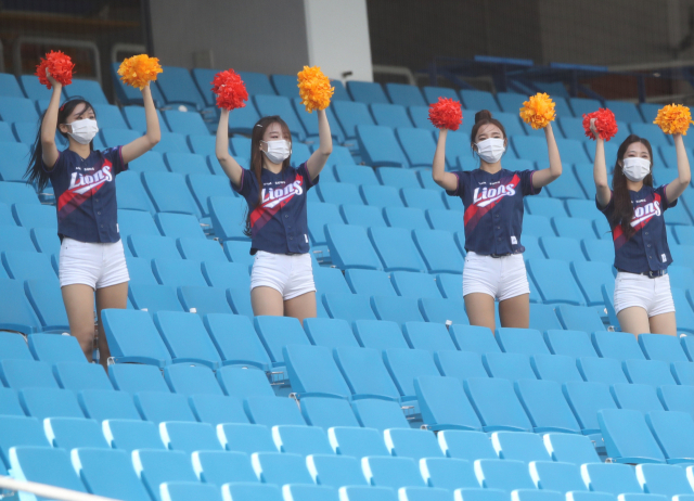 27일 대구삼성라이온즈파크에서 열린 삼성과 SK전에서 삼성 치어리더들이 무관중 응원을 하고 있다. 삼성라이온즈 제공