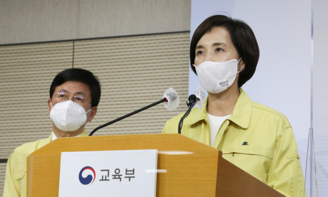 사회적 거리두기가 3단계로 상향 조정돼도 수능시험은 예정대로 12월 3일 치른다. 유은혜 사회부총리 겸 교육부 장관(오른쪽)이 28일 정부 세종청사에서 이 같은 내용을 포함한 