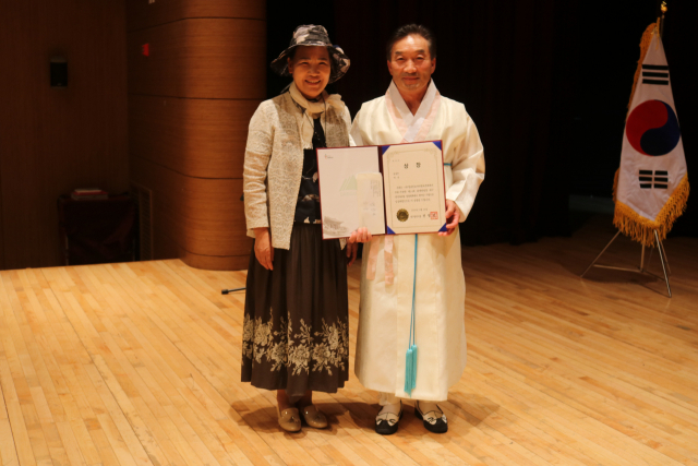 제14회 최계란명창대구전국아리랑경창대회에서 금상을 차지한 윤종호 씨(사진 오른쪽)과 정은하 영남민요아리랑보존회장.
