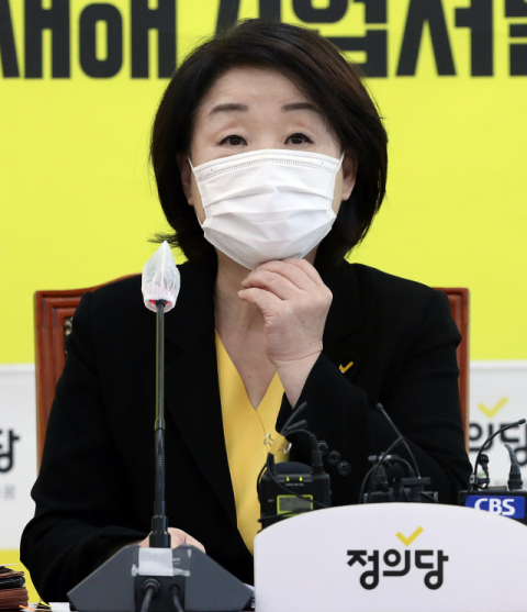 심상정 정의당 대표가 24일 오전 서울 여의도 국회에서 열린 퇴임 기자회견에 참석, 마스크를 고쳐쓰고 있다. 정의당은 27일 제6기 전국동시당직선거를 통해 새로운 당대표를 선출한다. 연합뉴스