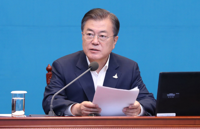 문재인 대통령이 28일 청와대에서 수석·보좌관 회의를 주재하고 있다. 연합뉴스