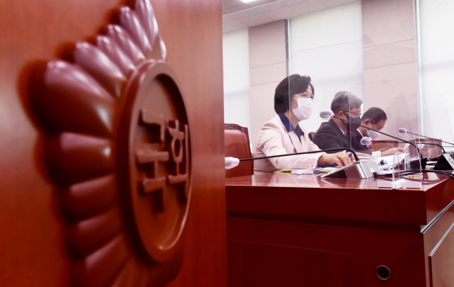 추미애 법무부 장관이 지난 23일 서울 여의도 국회에서 열린 국회 법제사법위원회 전체회의에서 질의에 답변하고 있다. 자료사진. 연합뉴스