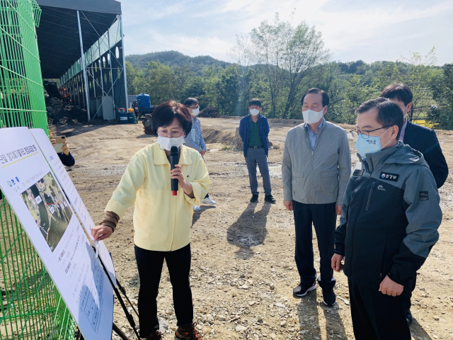 홍정기(오른쪽 첫 번째) 환경부 차관과 김주수 의성군수가 김미자 의성군 환경과장으로부터 방치폐기물 처리 현황을 보고 받고 있다. 의성군 제공