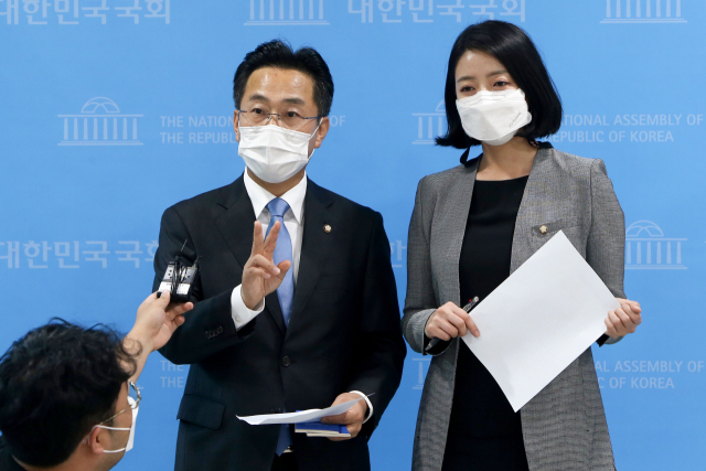 24일 국회 소통관에서 더불어민주당 박성준 대변인과 국민의힘 배현진 대변인이 착한임대인 세제지원 적용기간 연장 관련 여야 원내대변인 공동 브리핑을 하고 있다. 연합뉴스