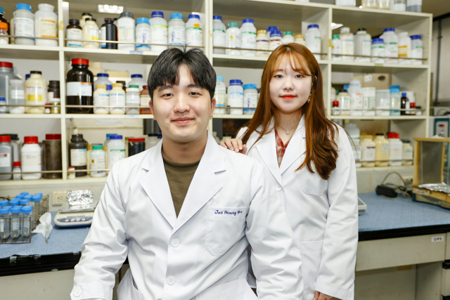 국제저널에 논문을 발표한 영남대 화학생화학부 4학년 박병현(왼쪽), 박혜림 씨, 영남대 제공