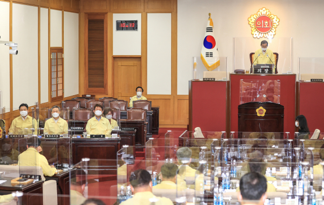 대구시의회가 8일 열린 제277회 임시회에서 코로나19 확산 방지를 위해 집행부와 의장석, 의원 간 비말차단 칸막이를 설치하고 본회의를 진행하고 있다. [대구시의회 제공]