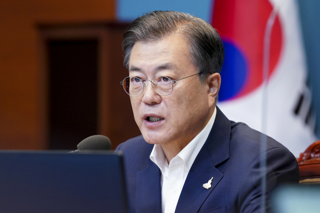 문재인 대통령이 28일 청와대에서 수석·보좌관 회의를 주재하고 있다. 연합뉴스