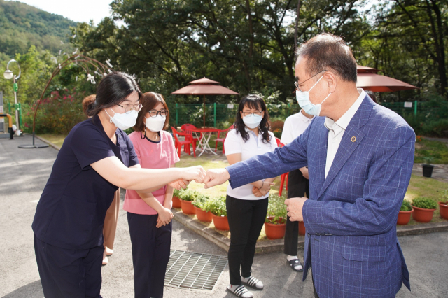장세용 구미시장이 구미 선산실버타운을 찾아 종사자들을 격려하고 있다. 구미시 제공