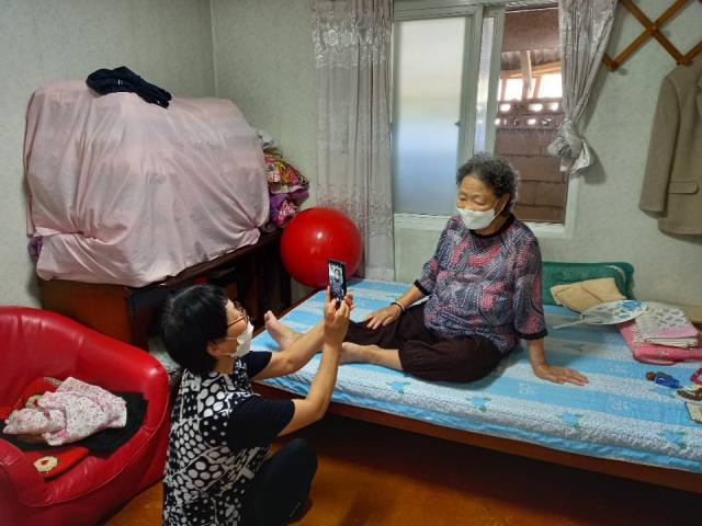 경북 의성군의 생활지원사가 홀몸 노인의 집을 방문해 영상을 촬영하고 있다. 이 영상은 추석에 고향을 오지 못하는 객지의 자녀들에게 배달돼 큰 방향을 일으킨 바 있다. 의성군 제공
