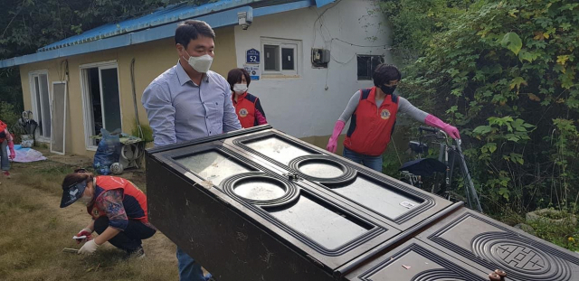 비대면 시대 첫 명절을 앞두고 정희용 국민의힘 국회의원(고령성주칠곡)은 예년과 같은 대대적인 명절 인사 대신 연휴 전 주말인 26일 칠곡 약목에서 