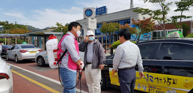 비대면 시대 첫 명절을 앞두고 정희용 국민의힘 국회의원(고령성주칠곡)은 예년과 같은 대대적인 명절 인사 대신 연휴 전 주말인 26일 칠곡 약목에서