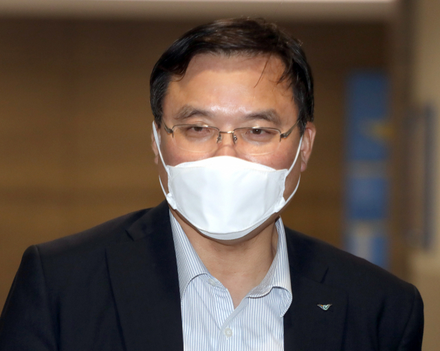 해임건의안이 의결된 구본환 인천국제공항 사장이 25일 공항기자단과 간담회를 하기 위해 기자실로 가고 있다. 연합뉴스