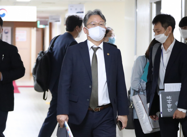 손명수 국토부 2차관이 24일 오후 정부서울청사에서 열린 공공기관 운영위원회에 참석하고 있다. 이날 회의에서는 국토부의 구본환 인천국제공항 사장해임 건의안이 안건으로 상정되어 있다. 연합뉴스