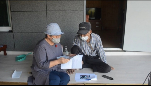 대통령 영부인 김정숙 여사가 보낸 서한문을 경북 의성군의 생활지원사가 홀몸 노인들에게 대신 읽어주고 있다 의성군 제공